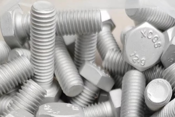 高強(qiáng)度達(dá)克羅六角螺栓實(shí)拍圖2